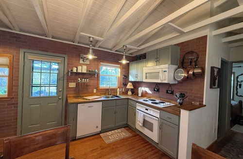Marble Falls House | Cozy Waterfront Cottage | Full Kitchen + Fun