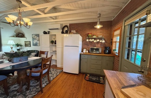 Marble Falls House | Cozy Waterfront Cottage | Full Kitchen + Fun