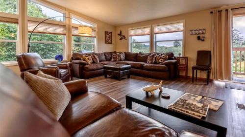 Lakeside House | Cozy Waterfront Cottage with Hot Tub in Lakeside, Oregon