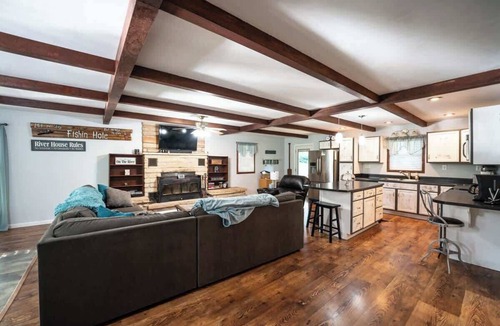 Doniphan House | Cozy Waterfront Getaway ~ Private Dock ~ Doniphan