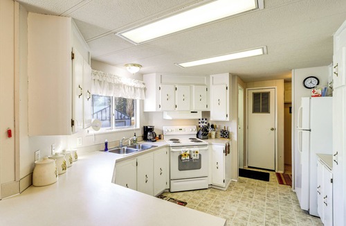 Peshastin Cabin | Cozy Waterfront Home w/Mtn View Near Leavenworth