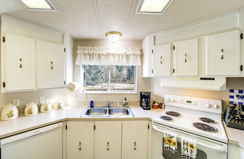 Peshastin Cabin | Cozy Waterfront Home w/Mtn View Near Leavenworth