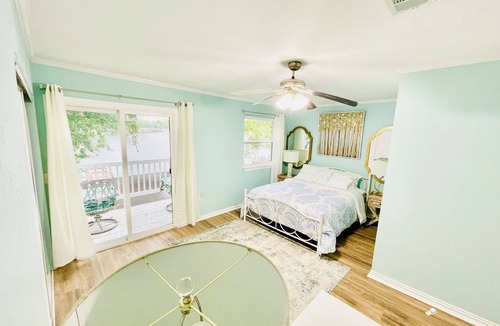 Murchison House | Cozy waterfront Lakehouse with a nice view of Callender lake near Canton TX!