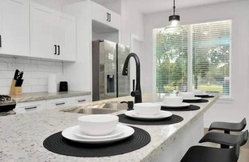 Northside Apartment | Cozy Winter themed 2bdr Apt near Downtown!nn