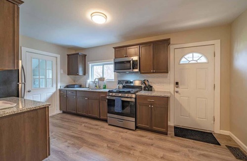 Brighton House | Cozy~Winton Village~King~Short walk to restaurants