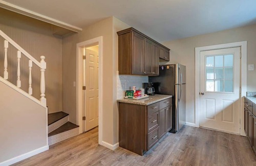 Brighton House | Cozy~Winton Village~King~Short walk to restaurants