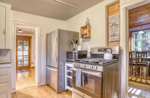 Rhododendron Cabin | Cozy with Modern Comforts, EV Charger, Huge Fenced Yard, Last Minute Feb Deals