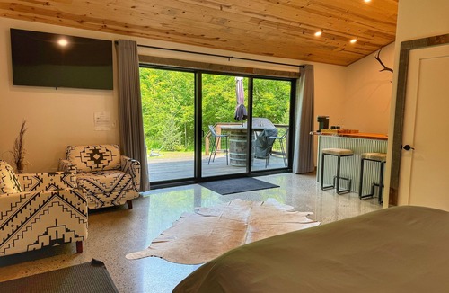 Madison Cabin | Cozy Woodside Cabins w/Hot Tub, Private Deck & Scenic Trails in Wine Country