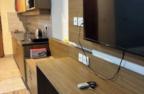 Baraula Apartment | Cozy Yard – Modern Minimalist Studio with Balcony in Paramount