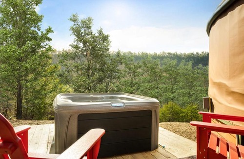 Wardensville House | Cozy yurt w hot tub & fire pit near Lost River