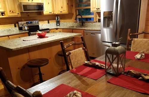 Ellijay Cabin | CozyCabinonBankofCartecay/River access/WiFi/Self Check-In&Out/Clean