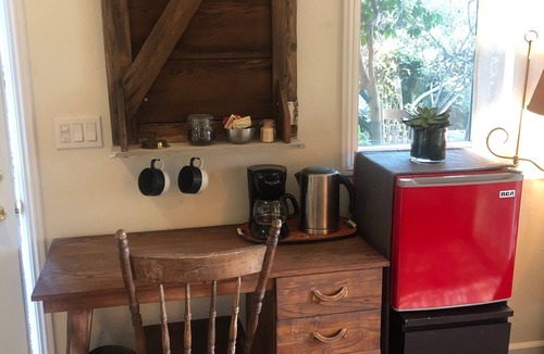 Redwood Heights Apartment | CozyOaks Studio - Charming cottage in woodsy Oakland with WiFi access