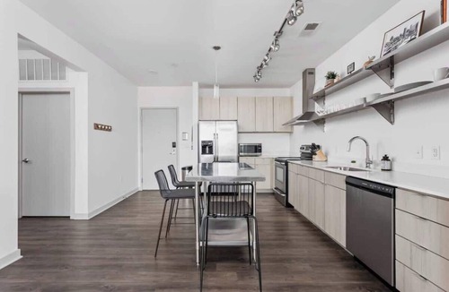 Kennedy King Apartment | CozySuites 2BR Bottleworks Indianapolis #3
