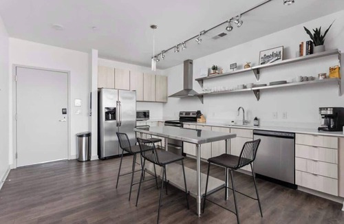 Kennedy King Apartment | CozySuites 2BR Bottleworks Indianapolis #3