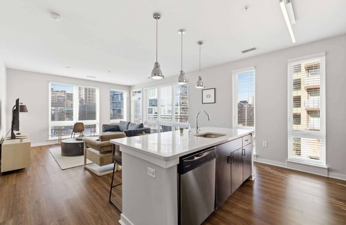 Market East District Apartment | CozySuites | 3BR Monument Circle, Indy with parking