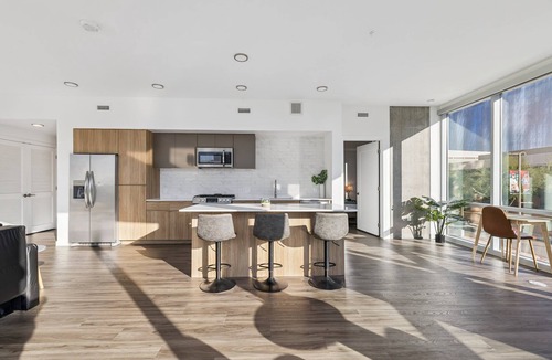 Downtown Phoenix Apartment | CozySuites Adeline 2BR - gym, pool, valet parking!