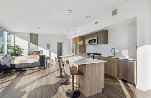 Downtown Phoenix Apartment | CozySuites Adeline 2BR - gym, pool, valet parking!