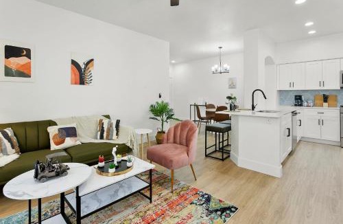 Glendale Sports and Entertainment District Apartment | CozySuites at Glendale