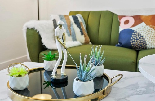 Glendale Sports and Entertainment District Apartment | CozySuites at Glendale