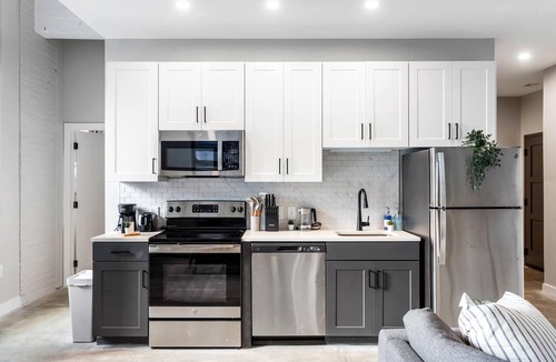 Downtown Cincinnati Apartment | CozySuites at Textile - 4BR/2BA | 2 units