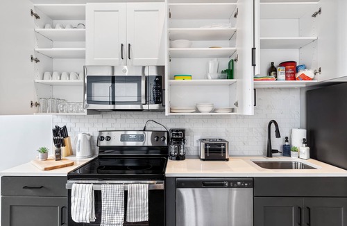 Downtown Cincinnati Apartment | CozySuites at Textile - 5BR/4BA | 2 units