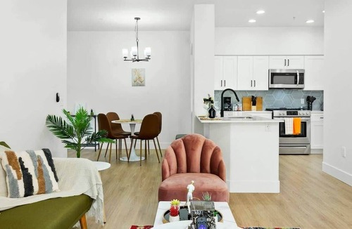Glendale Sports and Entertainment District Apartment | CozySuites by the stadium w/pool 07