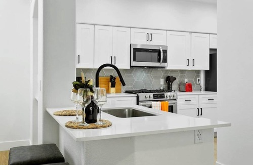 Glendale Sports and Entertainment District Apartment | CozySuites by the stadium w/pool 07