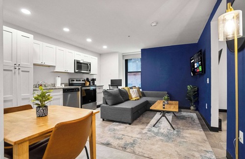 Cultural District Apartment | CozySuites Charming 1BR in Downtown Pitts #3