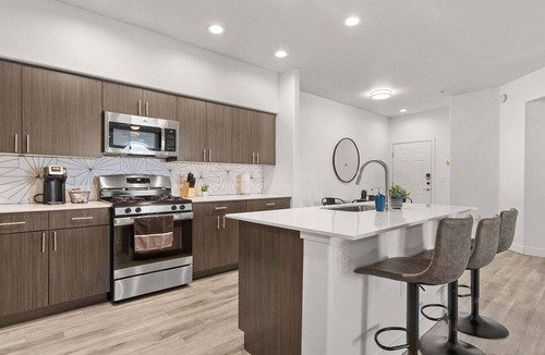 Glendale Sports and Entertainment District Apartment | CozySuites Glendale by the stadium with pool! 18