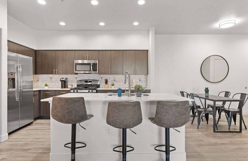 Glendale Sports and Entertainment District Apartment | CozySuites Glendale by the stadium with pool! 18