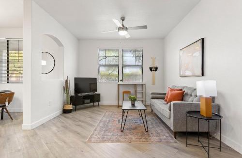 Glendale Sports and Entertainment District Apartment | CozySuites Glendale by the stadium with pool 17
