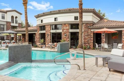 Glendale Sports and Entertainment District Apartment | CozySuites Glendale by the stadium with pool 02