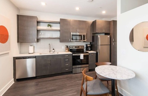 Central Business District Apartment | Cozysuites l Dream 1BR in Downtown Cincinnati