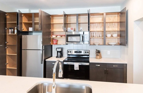 Central Business District Apartment | Cozysuites l Luxe 2BR in Downtown Cincinnati