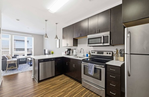 Market East District Apartment | CozySuites | Modern SDO, Monument Circle, Indy