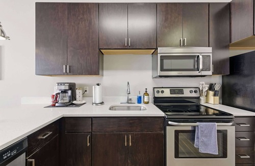 Market East District Apartment | CozySuites | Modern SDO, Monument Circle, Indy
