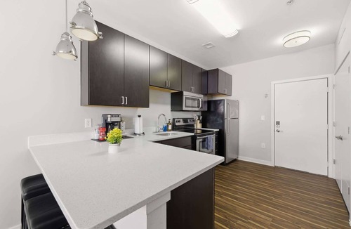 Market East District Apartment | CozySuites | Modern SDO, Monument Circle, Indy