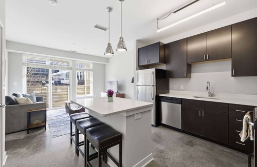 Market East District Apartment | CozySuites | Modern 1BR Monument Circle w/parking