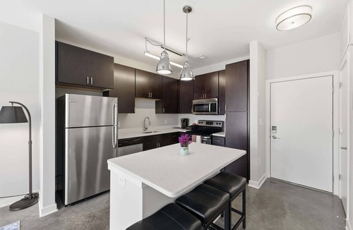 Market East District Apartment | CozySuites | Modern 1BR Monument Circle w/parking