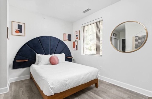 Meridian-Kessler Apartment | CozySuites | Modern Studio steps from Broad Ripple