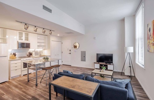 Downtown Cincinnati Apartment | CozySuites Sky Central #17
