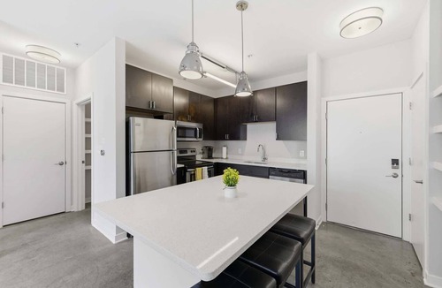 Market East District Apartment | CozySuites | Spacious 2BR Monument Circle with parking