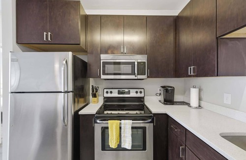Market East District Apartment | CozySuites | Spacious 2BR Monument Circle with parking