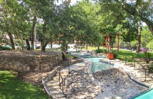 Barton Hills Apartment | Cozysuites Studio Skyline Barton Creek 283