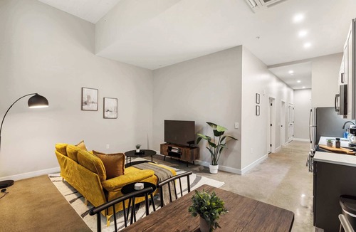 Downtown Cincinnati Apartment | CozySuites Textile | Modern 1BR