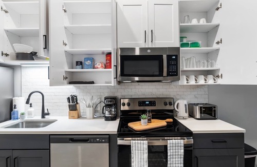 Downtown Cincinnati Apartment | CozySuites Textile | Modern 1BR