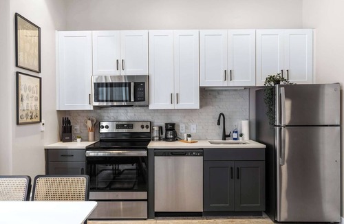 Downtown Cincinnati Apartment | CozySuites Textile | 4BR/4BA Combo (2 Units)