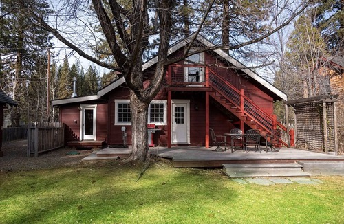 Graeagle House | Craftmen's-style home in the heart of Graeagle w/private backyard on greenbelt