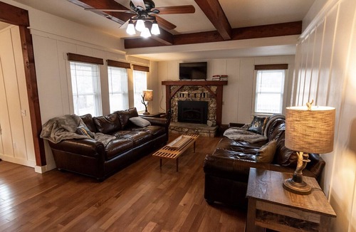 Graeagle House | Craftmen's-style home in the heart of Graeagle w/private backyard on greenbelt