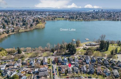 Green Lake House | Craftsman 2B Lower Unit -1 block from Greenlake